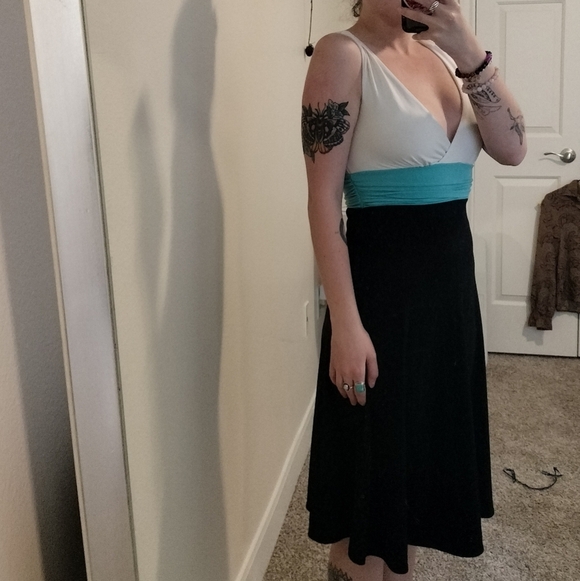 Y2k Style London Elegant Black and White Dress with Teal Accent - Picture 5 of 6